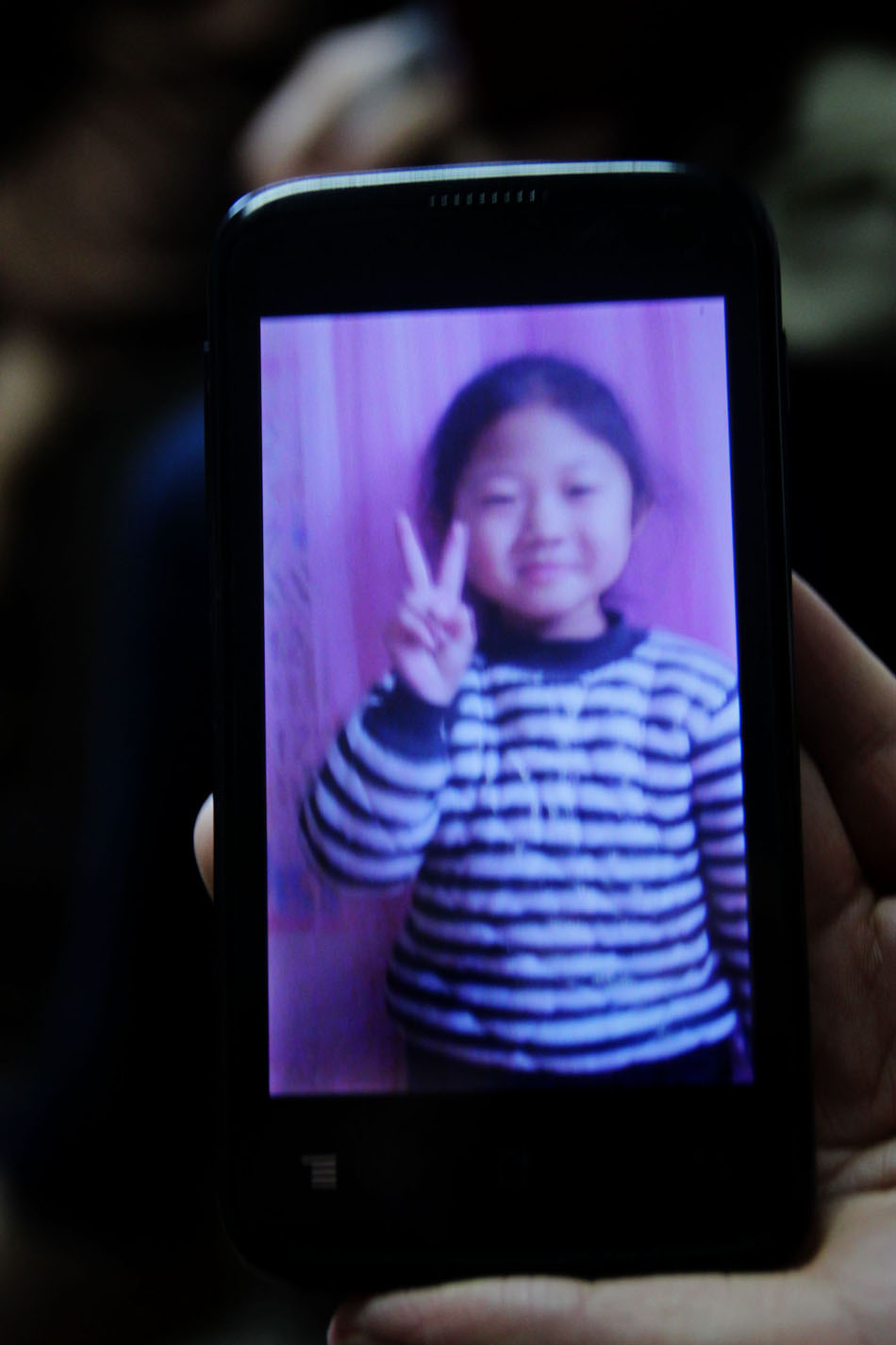 桑先生手机里存留的小彬娴之前的照片：一个活泼乖巧的小姑娘。