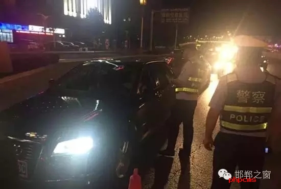 为保证奥运期间有一个良好的道路交通环境，针对疲劳驾驶、酒后驾驶等违法行为，邯郸交警六大队组织开展集中整治酒驾、醉驾专项行动。8月10日，交警六大队出动警力130余名，出动警车15辆，设置执勤卡点17处，从20时起至23时，在大队辖区内查获了18个“酒鬼”以及涉牌涉证违法行为21起。当晚，在中华大街水厂路口，有一辆车为了逃避检查，还试图倒车逃跑。