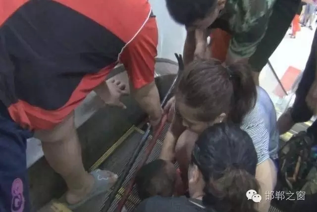 【天天12条】幼儿手臂卡入滚动扶梯