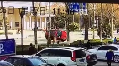 2月26日上午在人民路邯郸市委门口一辆红色宝马汽车由东向西行驶，因为躲避电动车发生侧翻，直接翻到马路对面的绿化带旁。所幸的是没有造成人员伤亡。